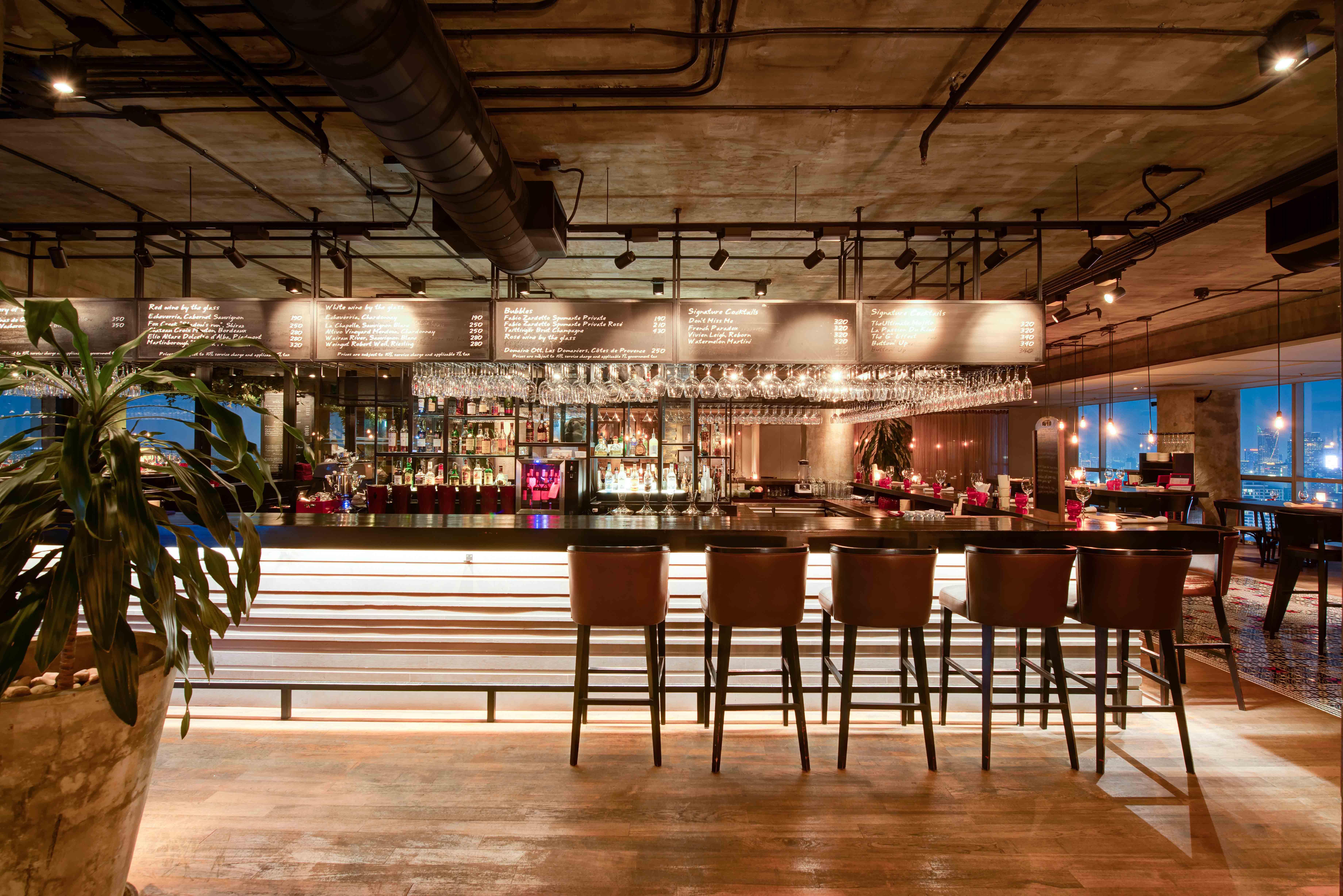 فندق بولمان بانكوك جي المظهر الخارجي الصورة The bar at the 101 bar