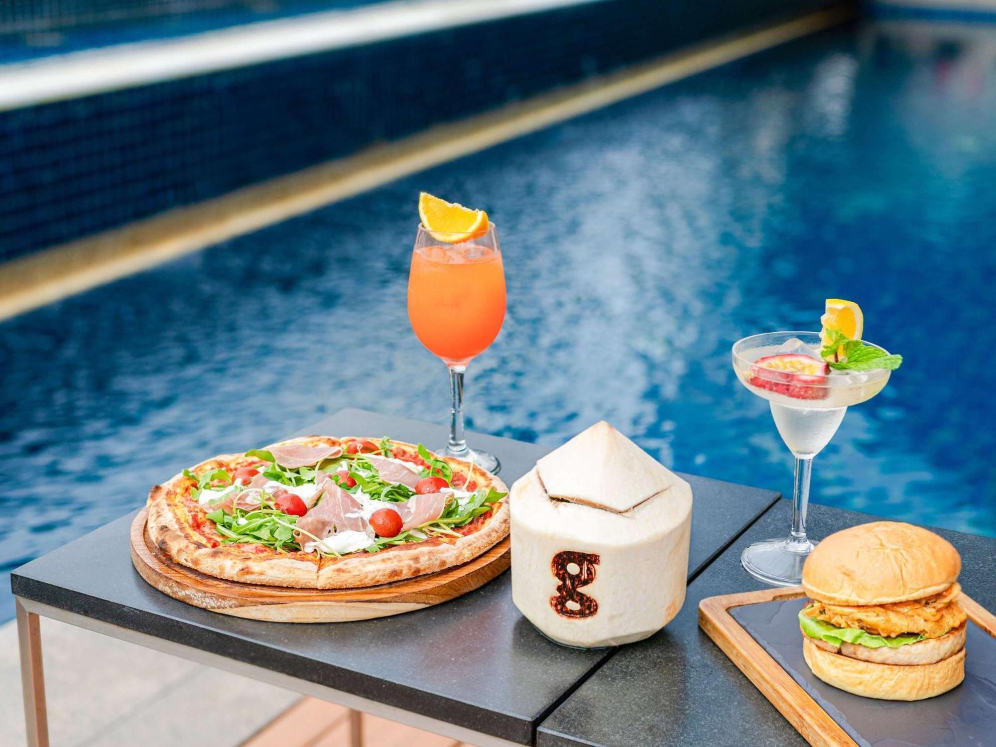 فندق بولمان بانكوك جي المظهر الخارجي الصورة Poolside dining at the hotel