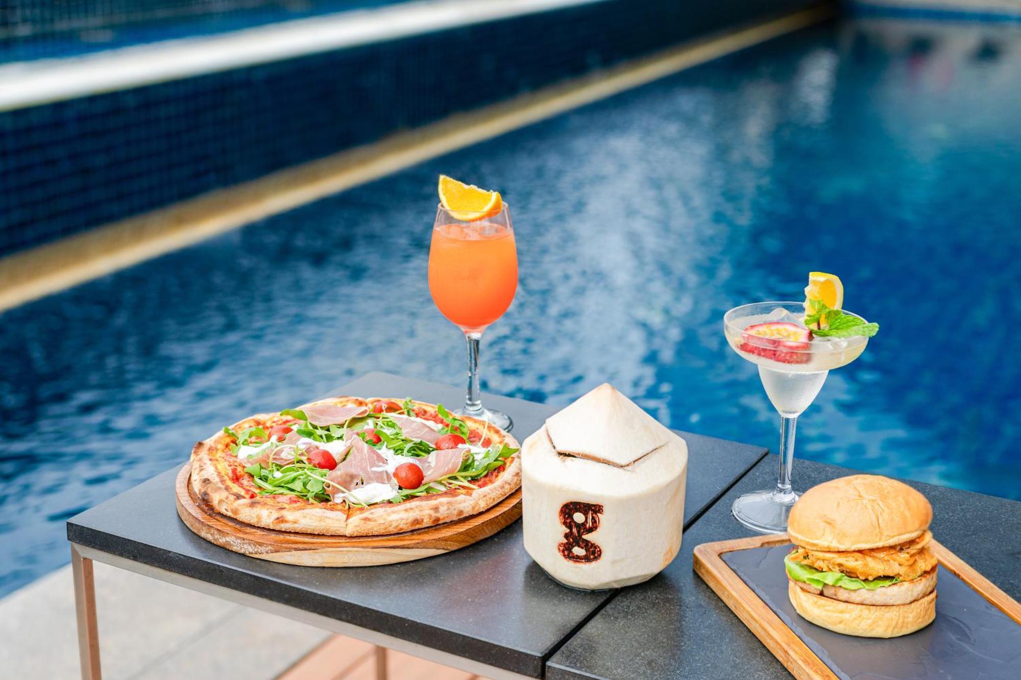 فندق بولمان بانكوك جي المظهر الخارجي الصورة Poolside dining at the hotel
