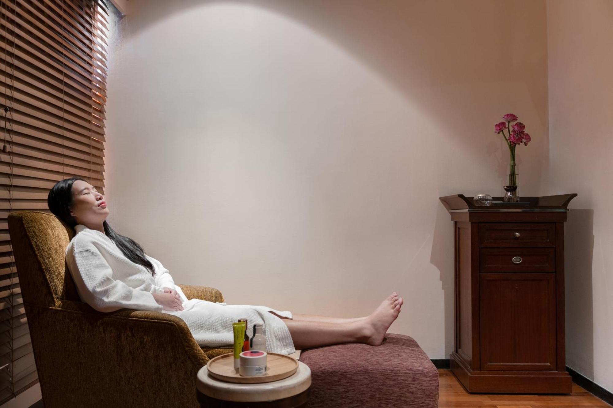 فندق بولمان بانكوك جي المظهر الخارجي الصورة A woman relaxing at a spa