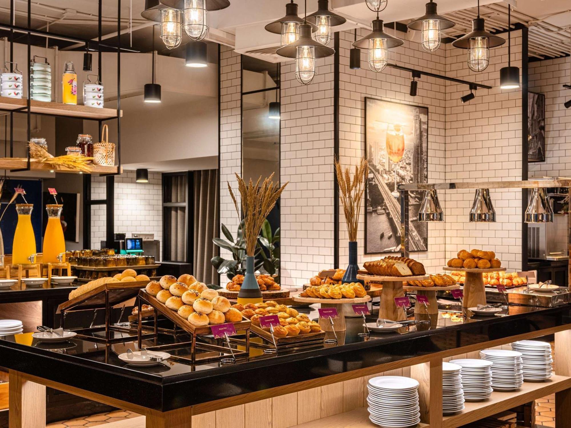 فندق بولمان بانكوك جي المظهر الخارجي الصورة The buffet at the hotel
