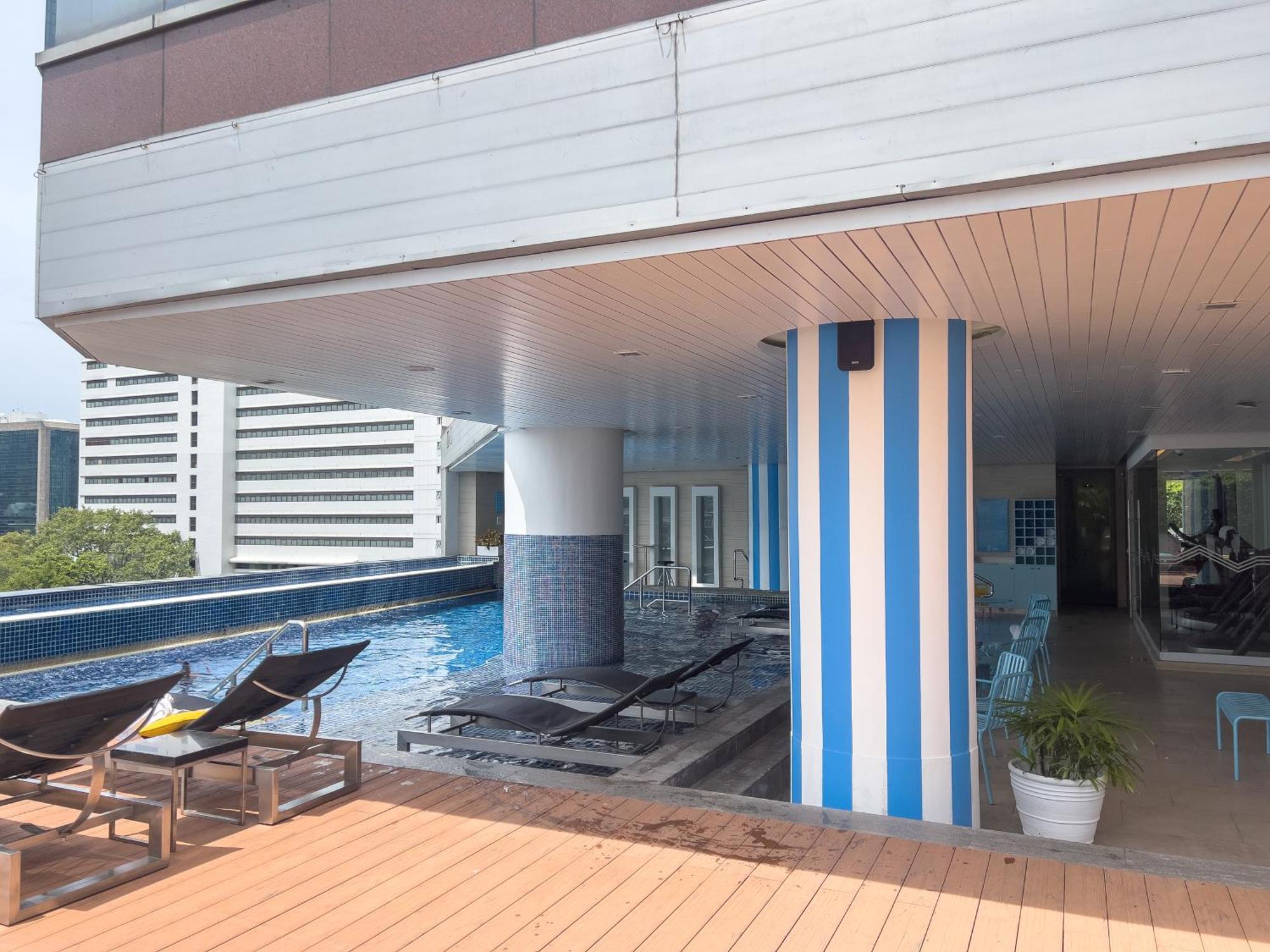 فندق بولمان بانكوك جي المظهر الخارجي الصورة The pool at the 33rd floor