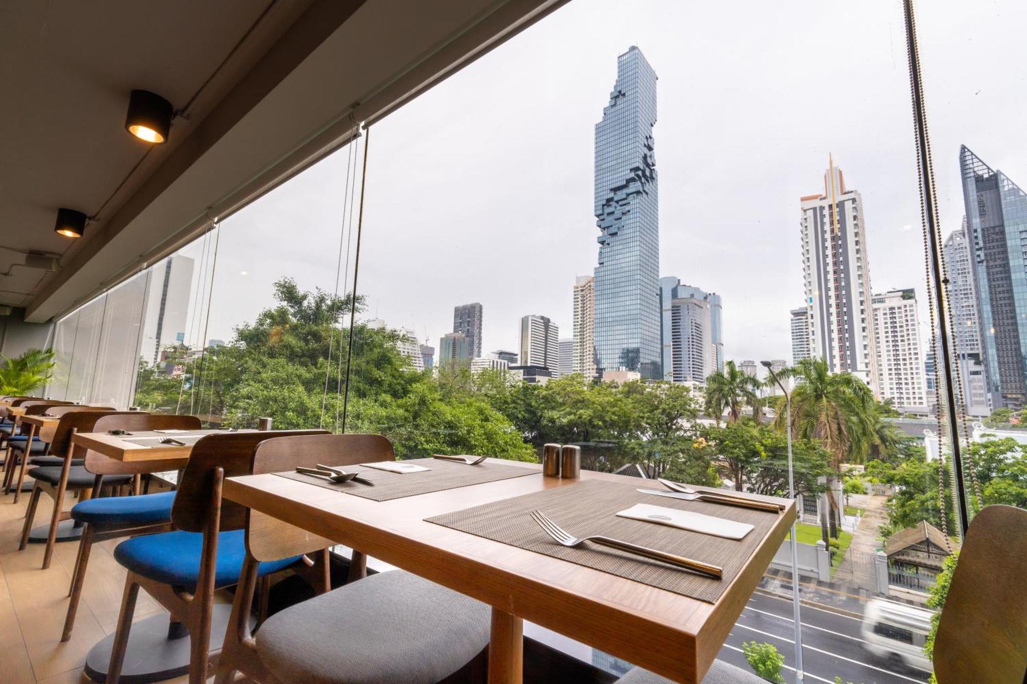 فندق بولمان بانكوك جي المظهر الخارجي الصورة View of the Bangkok skyline from the restaurant