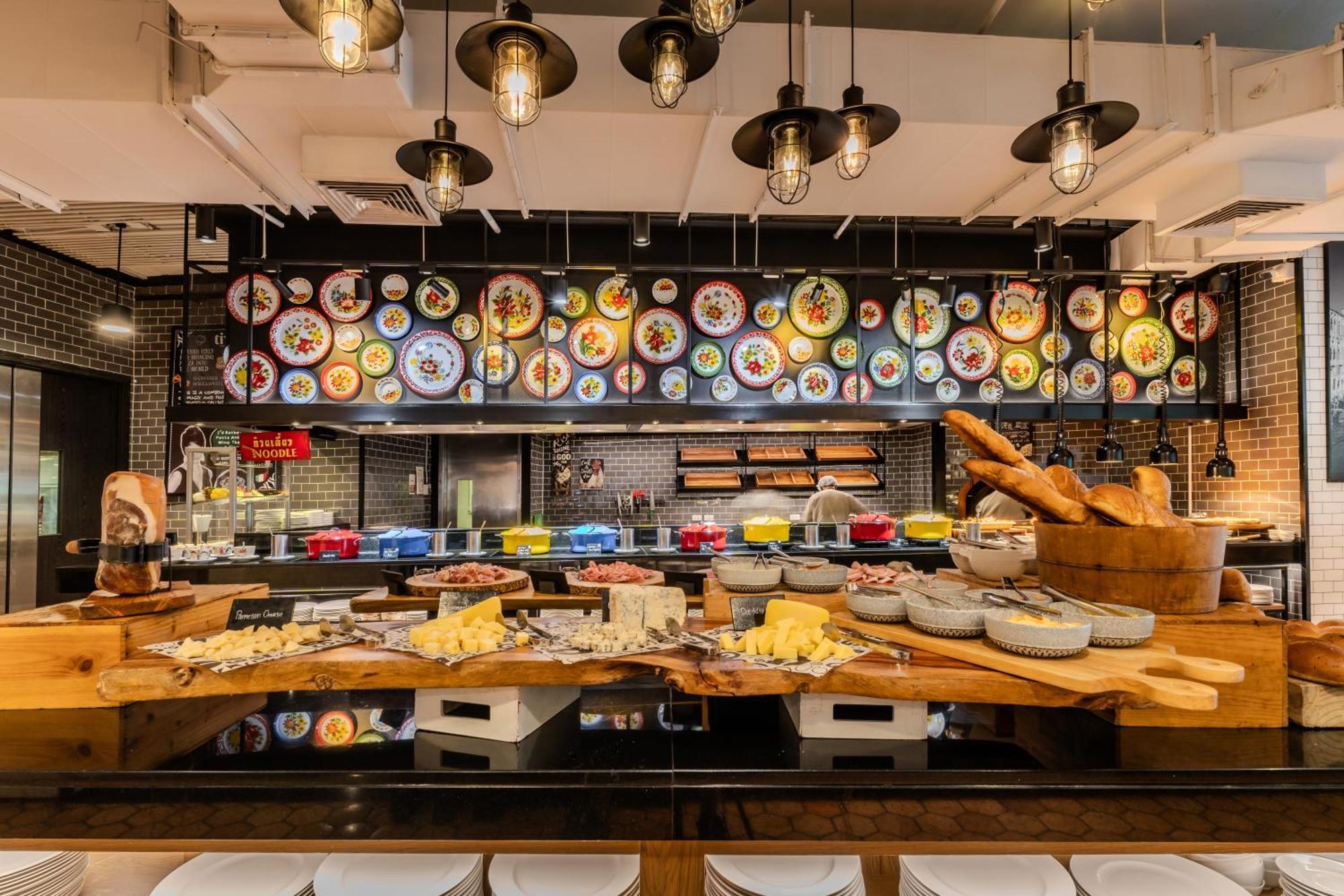 فندق بولمان بانكوك جي المظهر الخارجي الصورة The buffet at the restaurant