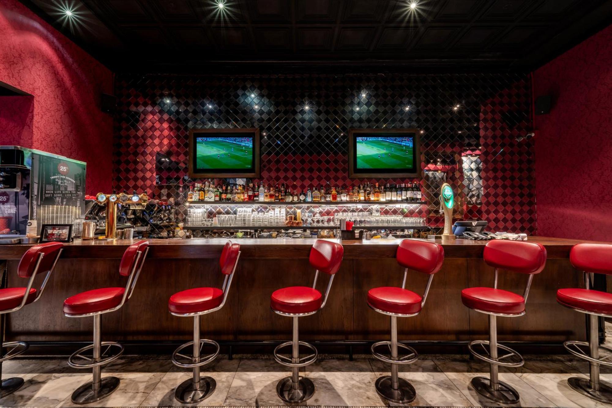 فندق بولمان بانكوك جي المظهر الخارجي الصورة The bar at the 2018 FIFA World Cup
